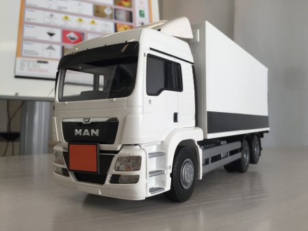 LKW Modell mit Hebebühne (mit Magnetstreifen)
